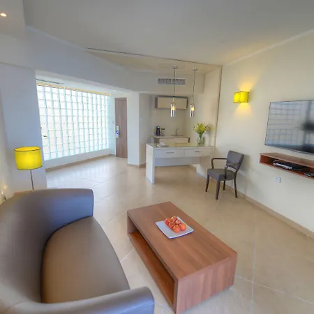 Отель The Preluna 4*